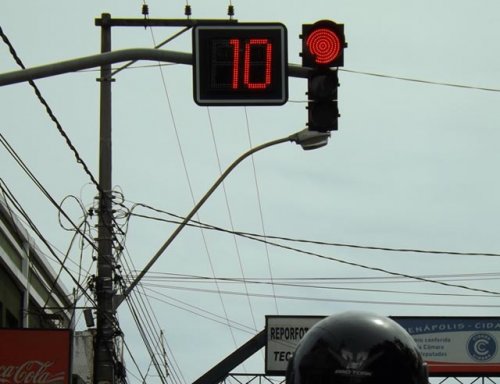 Prefeitura instala contador de segundos em semáforo