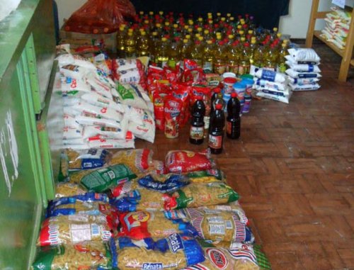 Jovens se organizam e doam alimentos à Vila da Infância
