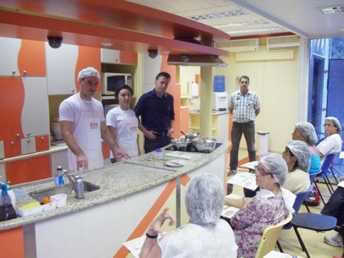Prefeito Célio visita Unidade Móvel do programa Alimente-se bem