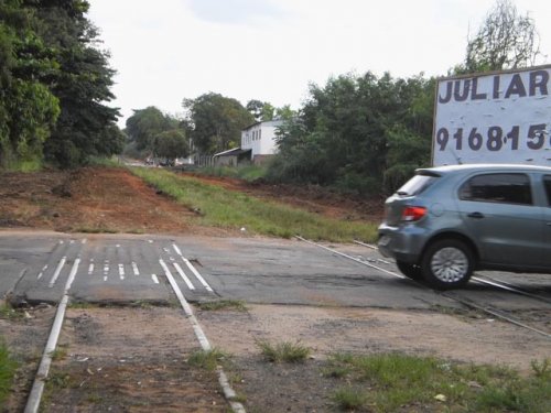 Prefeitura retira mato e entulhos das margens da linha férrea