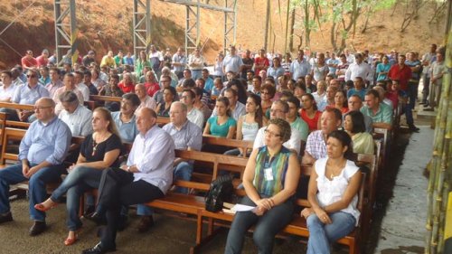 Funcionários celebram início da safra na Usina Campestre