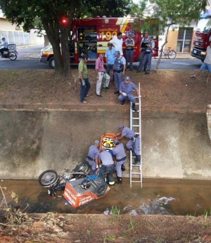 Motociclista perde o controle e cai no Maria Chica