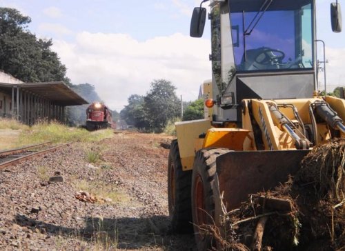 Prefeitura intensifica trabalhos de limpeza da linha férrea
