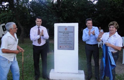 Célio inaugura praça para exercícios dos idosos no parque Maria Chica
