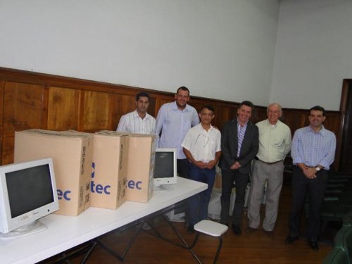 Prefeitura recebe doação de computadores do Fórum