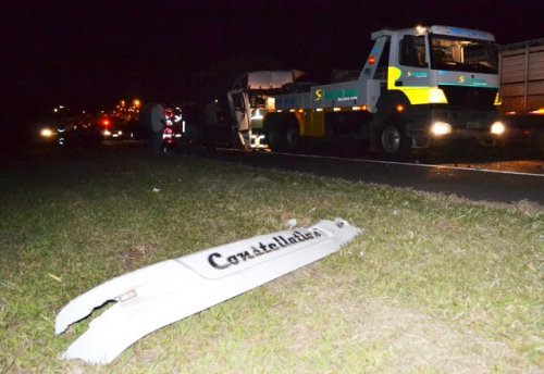 Caminhão bate na traseira de outro e motorista fica ferido