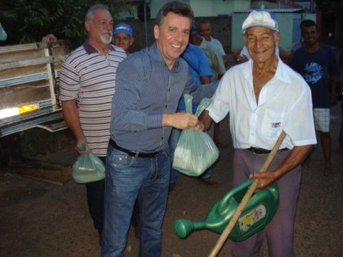 Agricultura entrega kits de sementes às famílias das ‘Hortas Comunitárias’