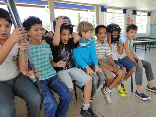 Escolas municipais recebem materiais de Baseball