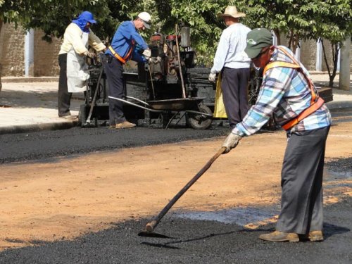 Prefeitura executa pavimentação em ruas do Parque Industrial