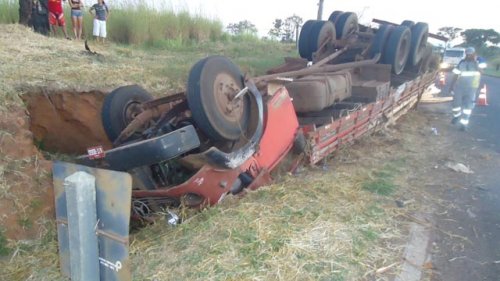 Caminhão capota e motorista tem ferimentos leves
