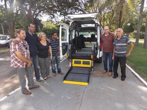 Doação: Lar Vicentino recebe carro adaptado para transporte de idosos