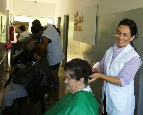 Alunos do curso de cabeleireiro atendem idosos do Lar Vicentino