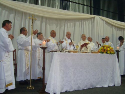 Fiéis se reúnem para celebração de Corpus Christi