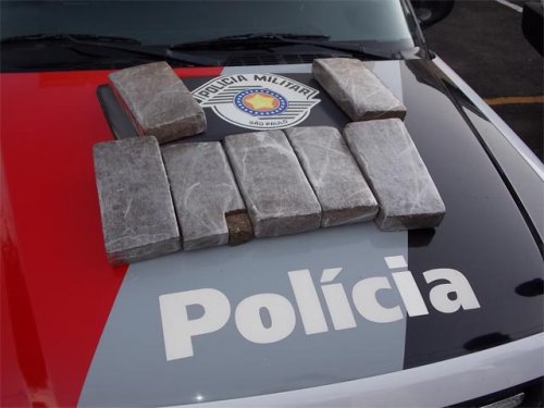 Polícia prende três pessoas que transportavam maconha