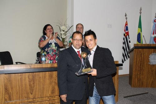 Jogador Matheuzinho recebe Medalha Ayrton Senna