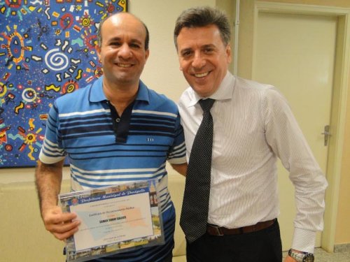 Prefeito Célio entrega certificado de reconhecimento a Samer Salous