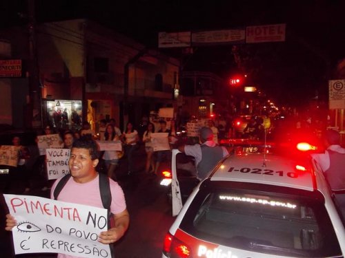 EM PENÁPOLIS: Grupo faz manifestações no centro e aplaude a PM