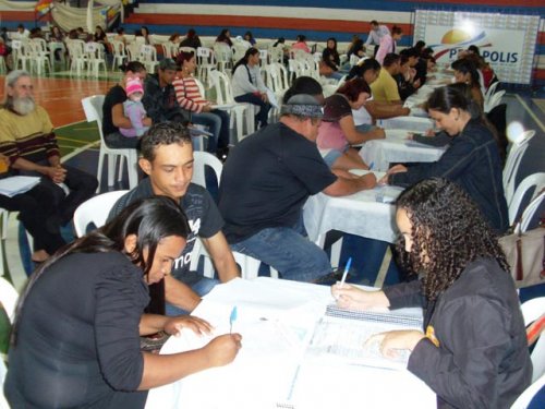 Moradores do Gualter Monteiro assinam contrato das casas