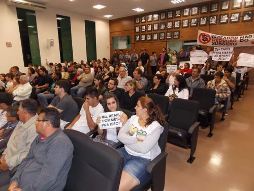 Manifestantes pacíficos vão à sessão da Câmara