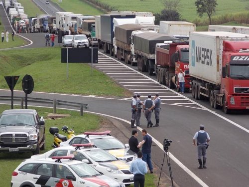 Manifesto de caminhoneiros fecha a Rondon por 4 horas