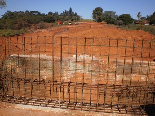 Secretaria de Obras executa melhorias na ponte e estrada do Córrego Grande