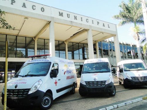 Prefeitura recebe nova ambulância e duas vans para Saúde