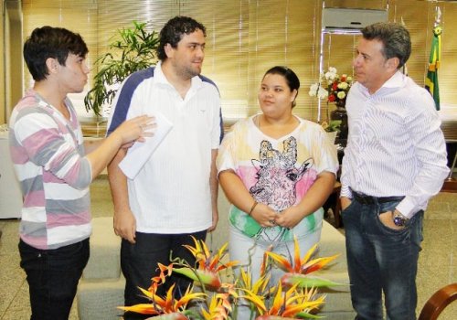 Teatro Municipal: Prefeito recebe artistas para tratar de obras