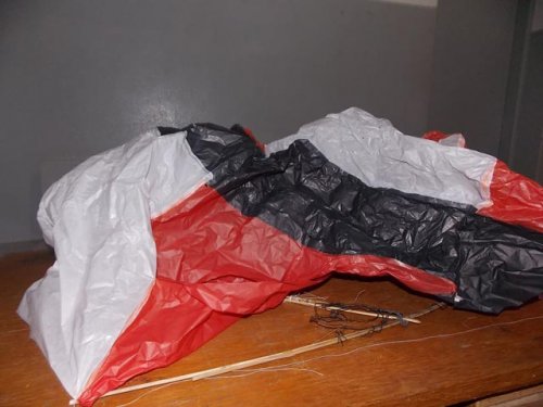 Moradores se assustam com queda de balão em residência