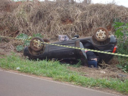 Mulher perde controle do carro e capota em rodovia