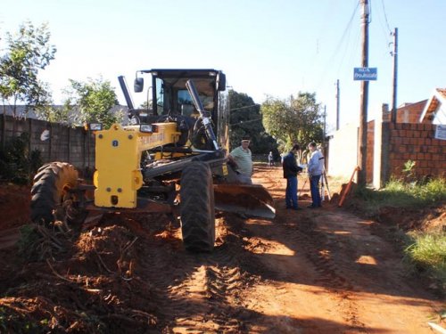 Após 20 anos, Prefeitura executa asfalto na Rua Projetada