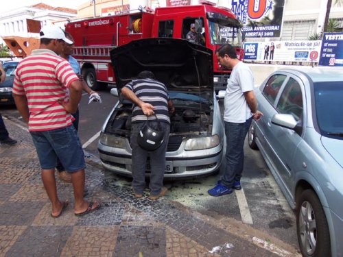 Veículo pega fogo no centro da cidade