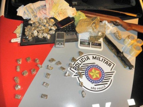 Polícia prende rapaz acusado de tráfico de entorpecentes