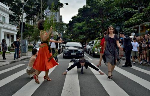 Hoje tem espetáculo teatral gratuito na Praça