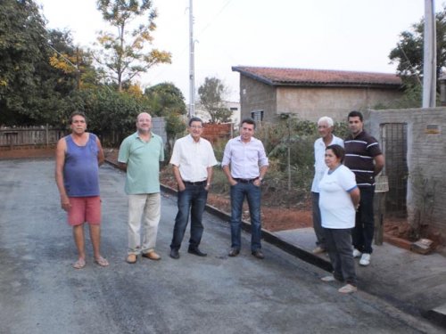 Prefeito confere asfalto da Rua Projetada