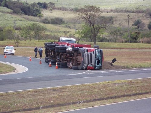 Caminhão tomba em alça de acesso na Rondon