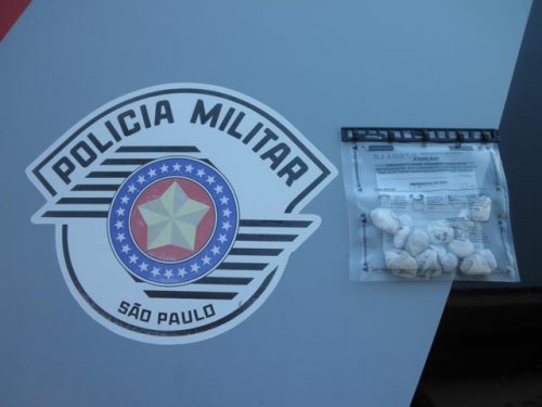 Menor é flagrado com porções de maconha