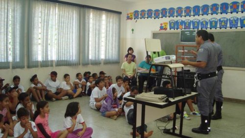 Bombeiros ministram palestra sobre cerol aos alunos dos Cmeis