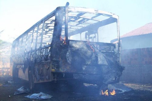 Incêndio destrói ônibus no Jardim Tropical