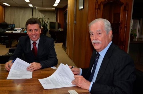 Célio assina convênio na Agricultura para manutenção de estradas rurais