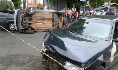 Colisão faz carro tombar na rua Ramalho Franco