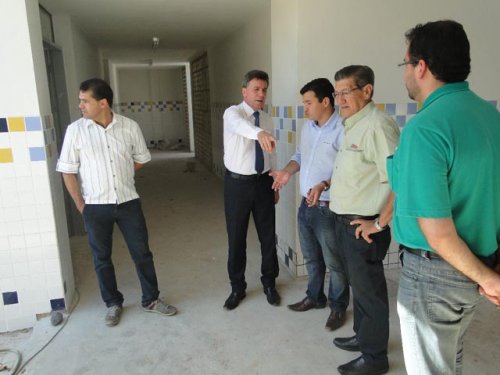 Prefeito acompanha pessoalmente andamento de obras na cidade