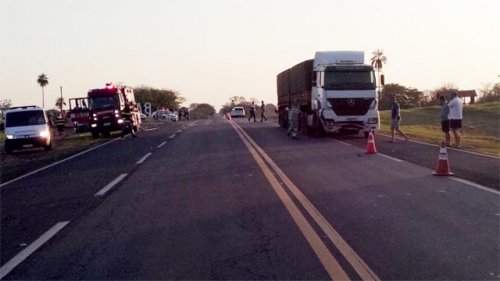 Colisão entre carro e caminhão deixa três pessoas feridas