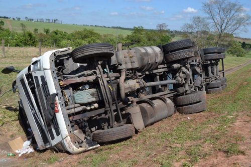 Motorista perde controle e caminhão tomba na rodovia Marechal Rondon