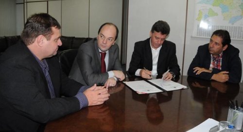 Prefeito Célio e Secretário Rogério Haman assinam convênio do Centro Dia do Idoso