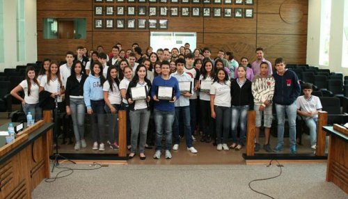 Estudantes desempenham ações como vereadores no Parlamento Jovem