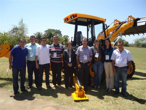 Alto Alegre recebe máquina e caminhão caçamba