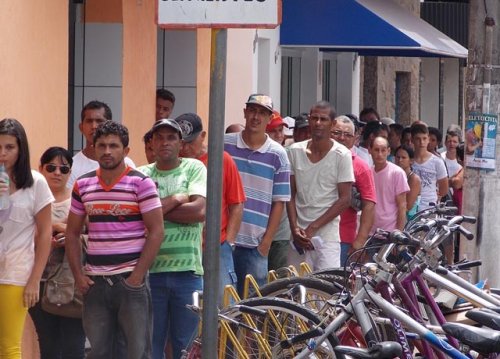 Bancos têm grande movimento com o fim da greve