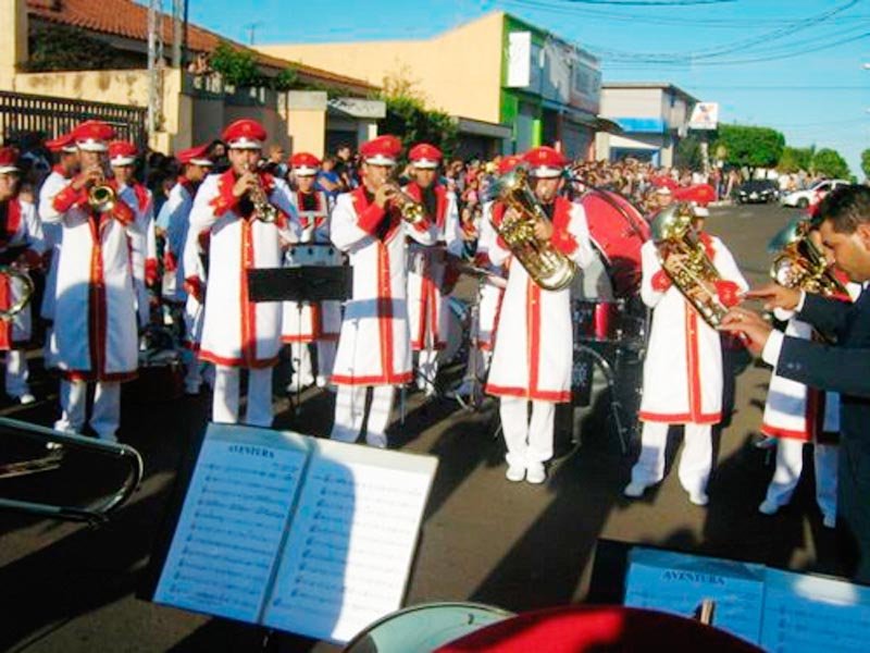 Tradicional desfile comemora o aniversário de Penápolis