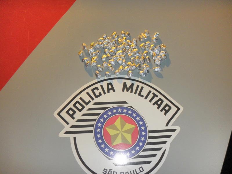 Jovem é encontrado com 82 porções de cocaína