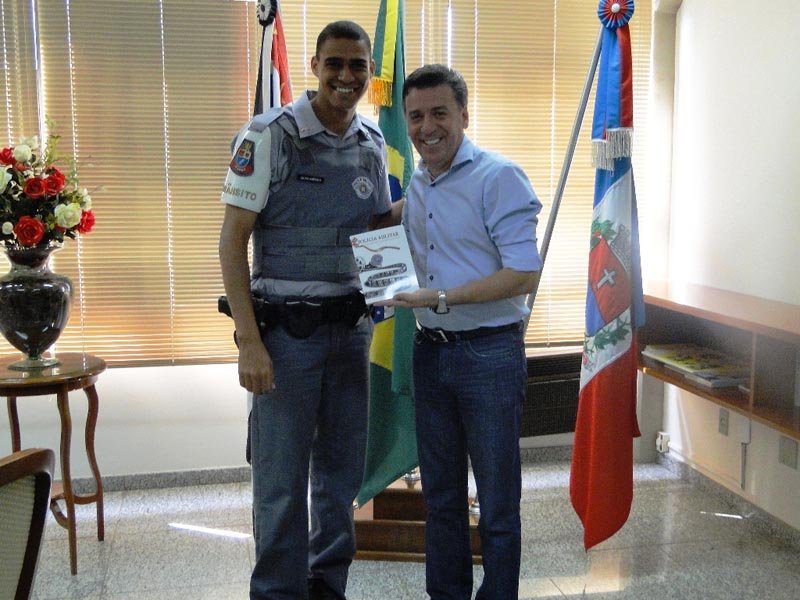 Prefeito recebe livro da Polícia Militar de SP